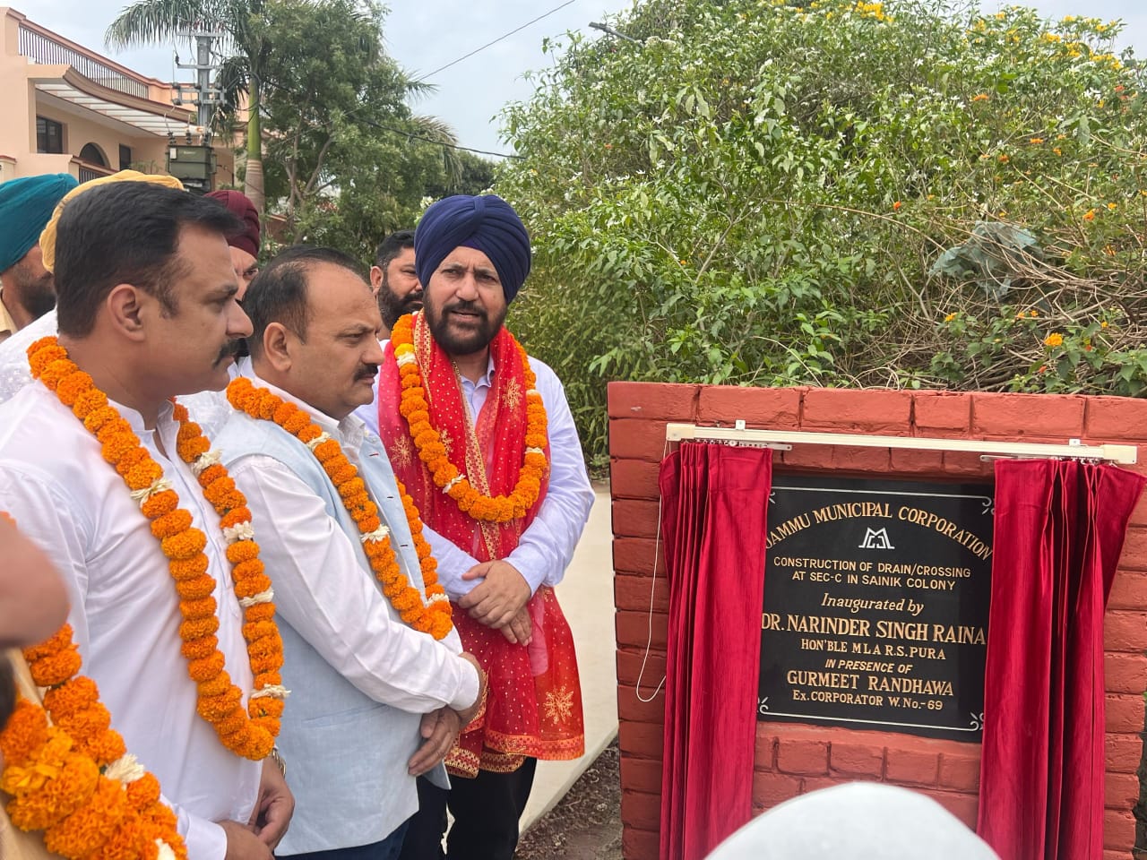 'डॉ. नरिंदर सिंह ने सैनिक कॉलोनी में विकास कार्यों का उद्घाटन किया'